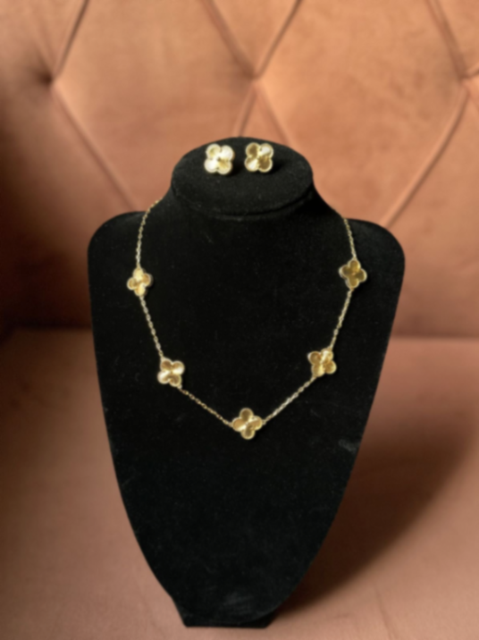 Ensemble collier et boucles d’oreilles van cleef dorée 